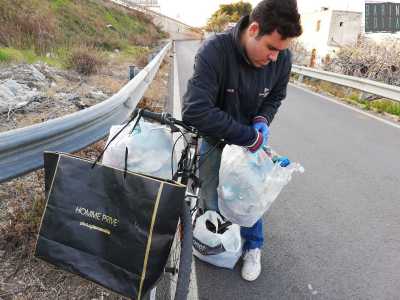 Si avvia allora verso la bici e poggia l�immondizia sul manubrio...
